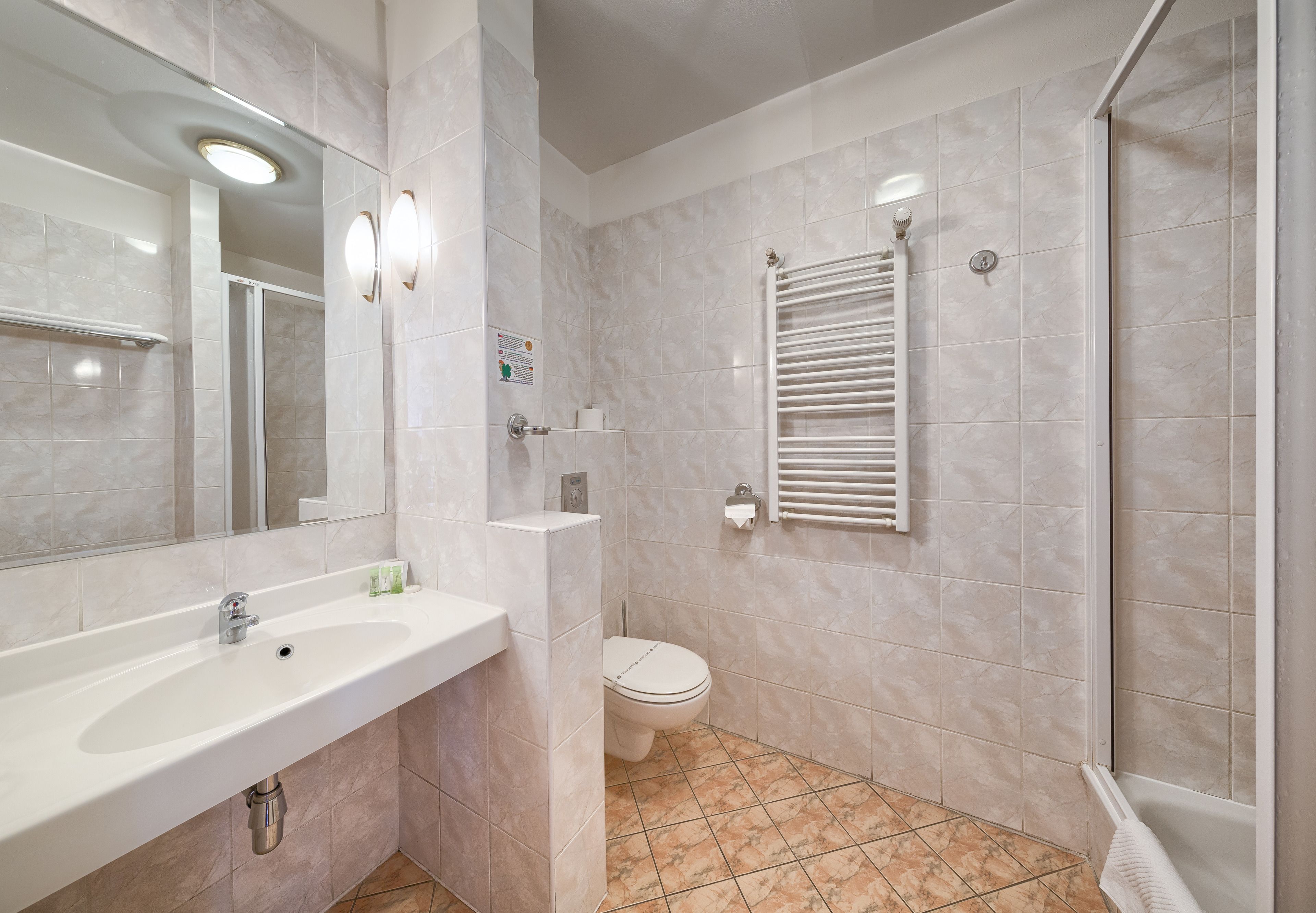 Ein modernes Badezimmer mit Waschbecken, Toilette und Dusche.