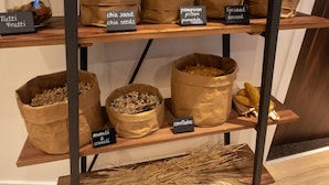 Una exhibición de diferentes granos y semillas en estantes.