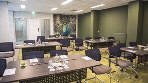 A conference room with tables, chairs, and a peacock mural on the wall. - Flonk Hotel Groningen Centre, BW Signature Collection (Groningen)