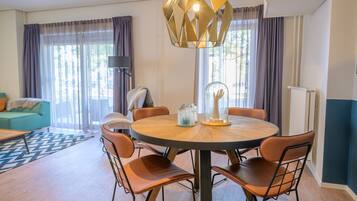 Standaard appartement, meerdere bedden, niet-roken, balkon | Woonruimte | Een lcd-televisie en boeken