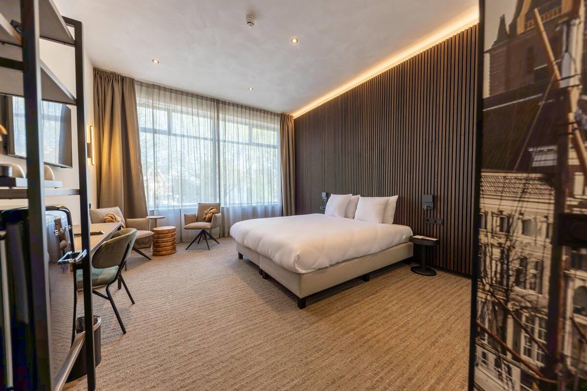 standard room, 1 king bed, non smoking | 1 bedroom, in-room safe, desk, iron/ironing board