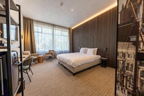 Habitación estándar, 1 cama de matrimonio grande, no fumadores | Caja fuerte, escritorio, tabla de planchar con plancha y wifi gratis