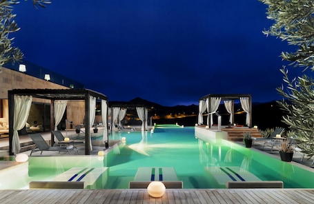 Una piscina techada, una piscina al aire libre