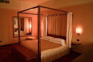 Suite, Whirlpool | Hochwertige Bettwaren, Minibar, Zimmersafe, individuell eingerichtet