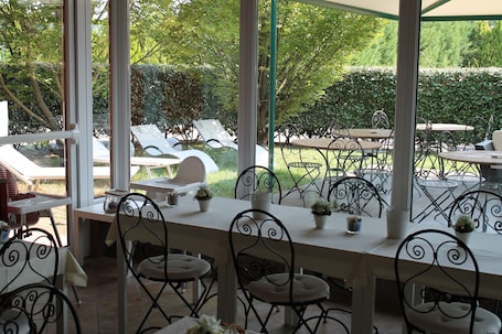 Praça de alimentação. Hotel Don Carlo