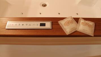 Et kontrolpanel med ikoner og et digitalt display, to tasker mærket "DonCaroLO HOTEL MOVER" og en træoverflade.