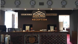 A reception area with clocks displaying times from New York, London, Rome, Moscow, and Tokyo. - Hotel Don Carlo (Broni)