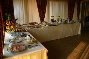 Petit déjeuner buffet servi tous les jours en supplément