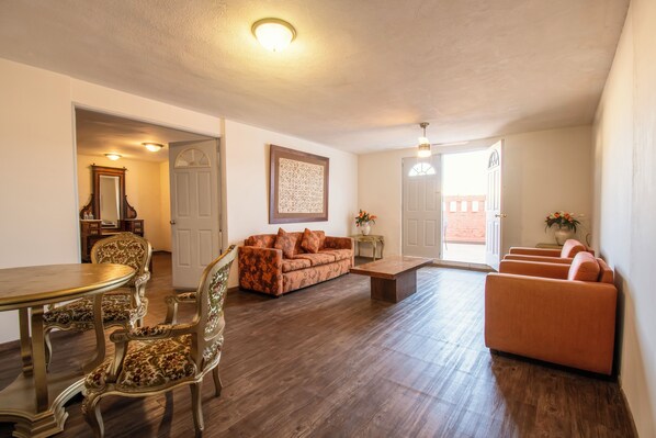 Superior Suite, 1 King Bed, Patio, City View | Living area | 32-inch LED TV with cable channels, TV - Hotel Argento Zacatecas (Zacatecas)