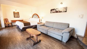 Suite junior, 1 cama King size, balcón, vista a la ciudad | Escritorio, cortinas blackout y tabla de planchar con plancha