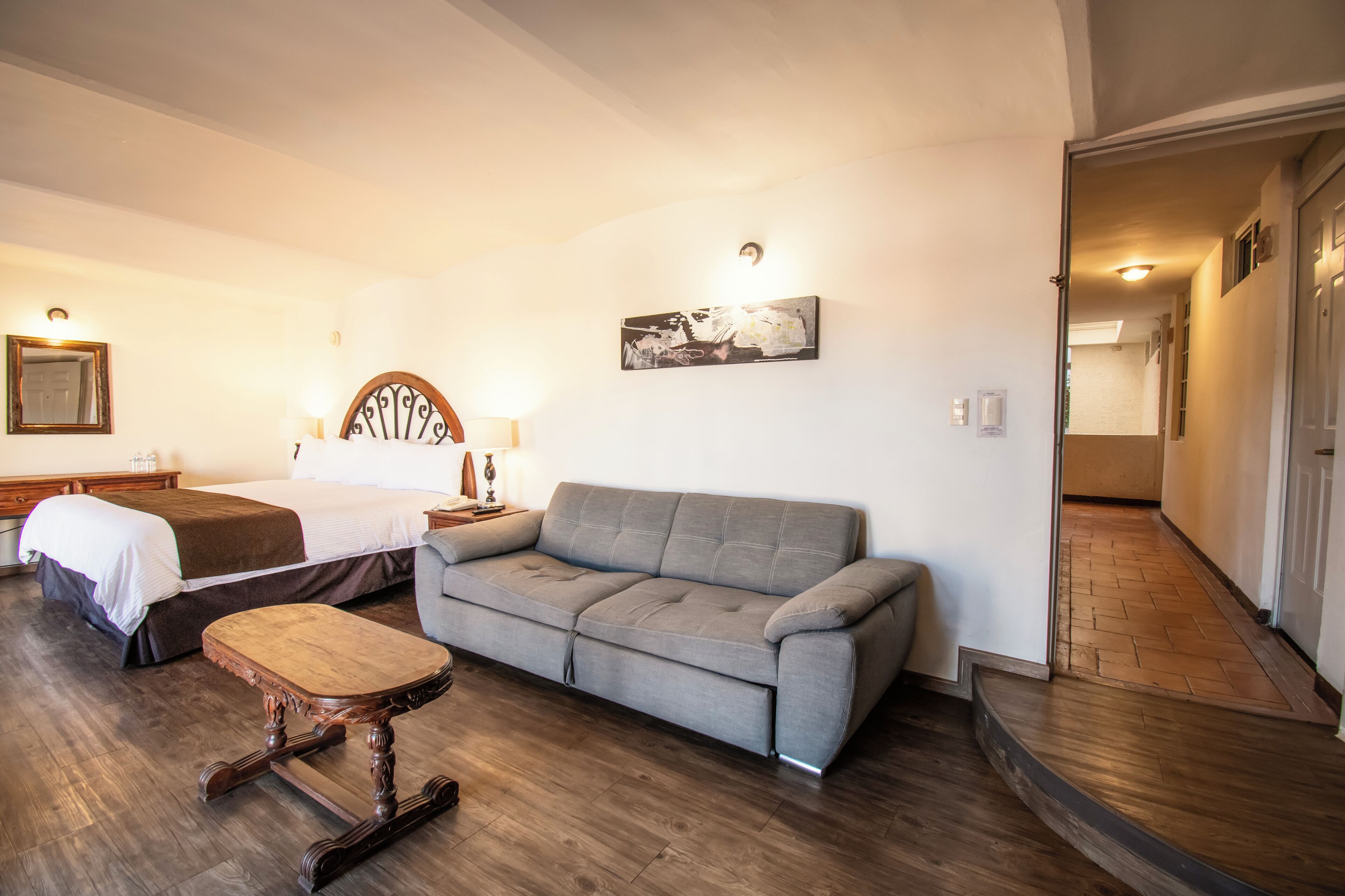 Junior-Suite, 1 King-Bett, Balkon, Stadtblick | Schreibtisch, Verdunkelungsvorhänge, Bügeleisen/Bügelbrett