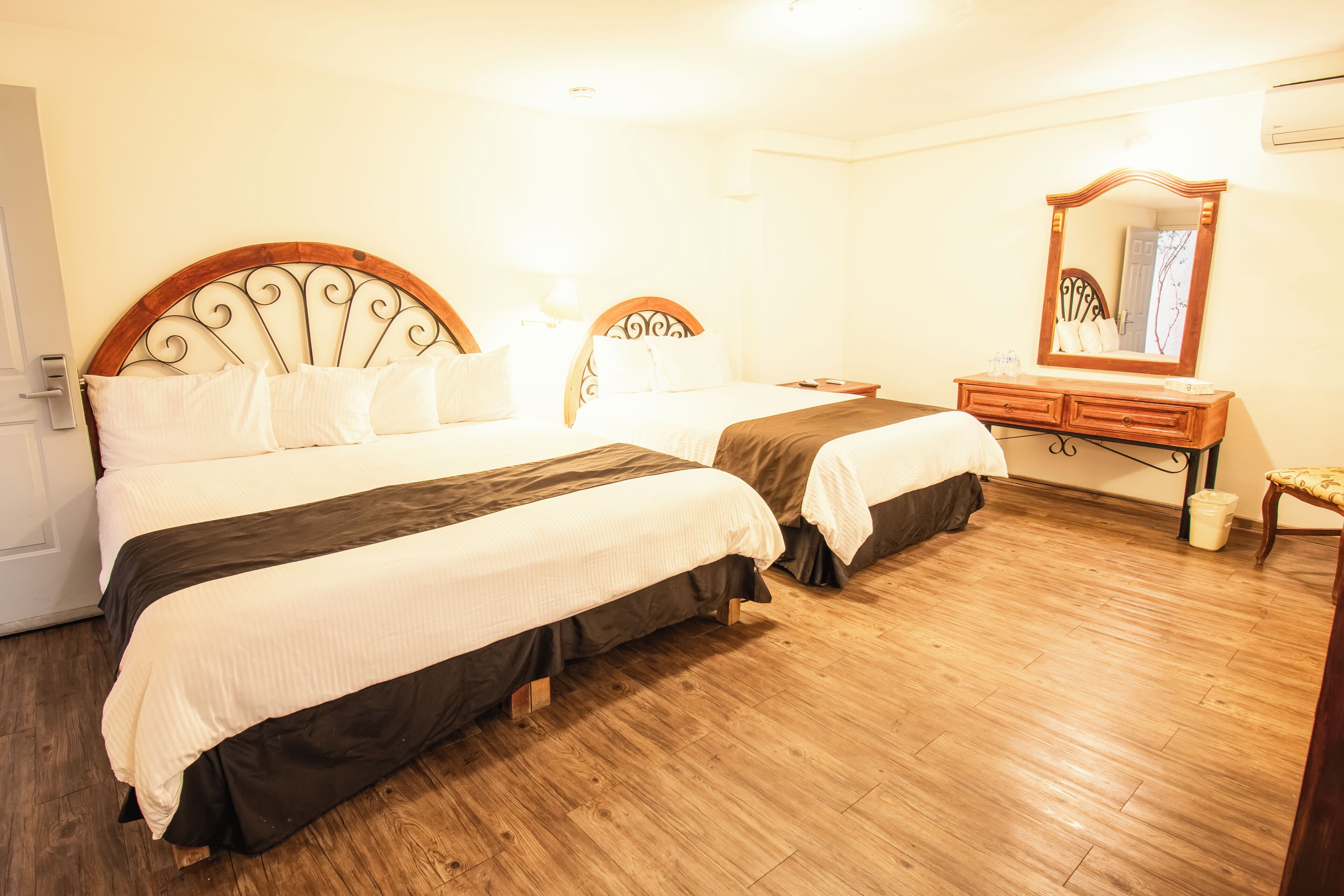 Tripla Standard | Una scrivania, tende oscuranti, ferro/asse da stiro, Wi-Fi gratuito