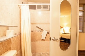Habitación triple estándar | Baño | Ducha, secador de pelo y toallas