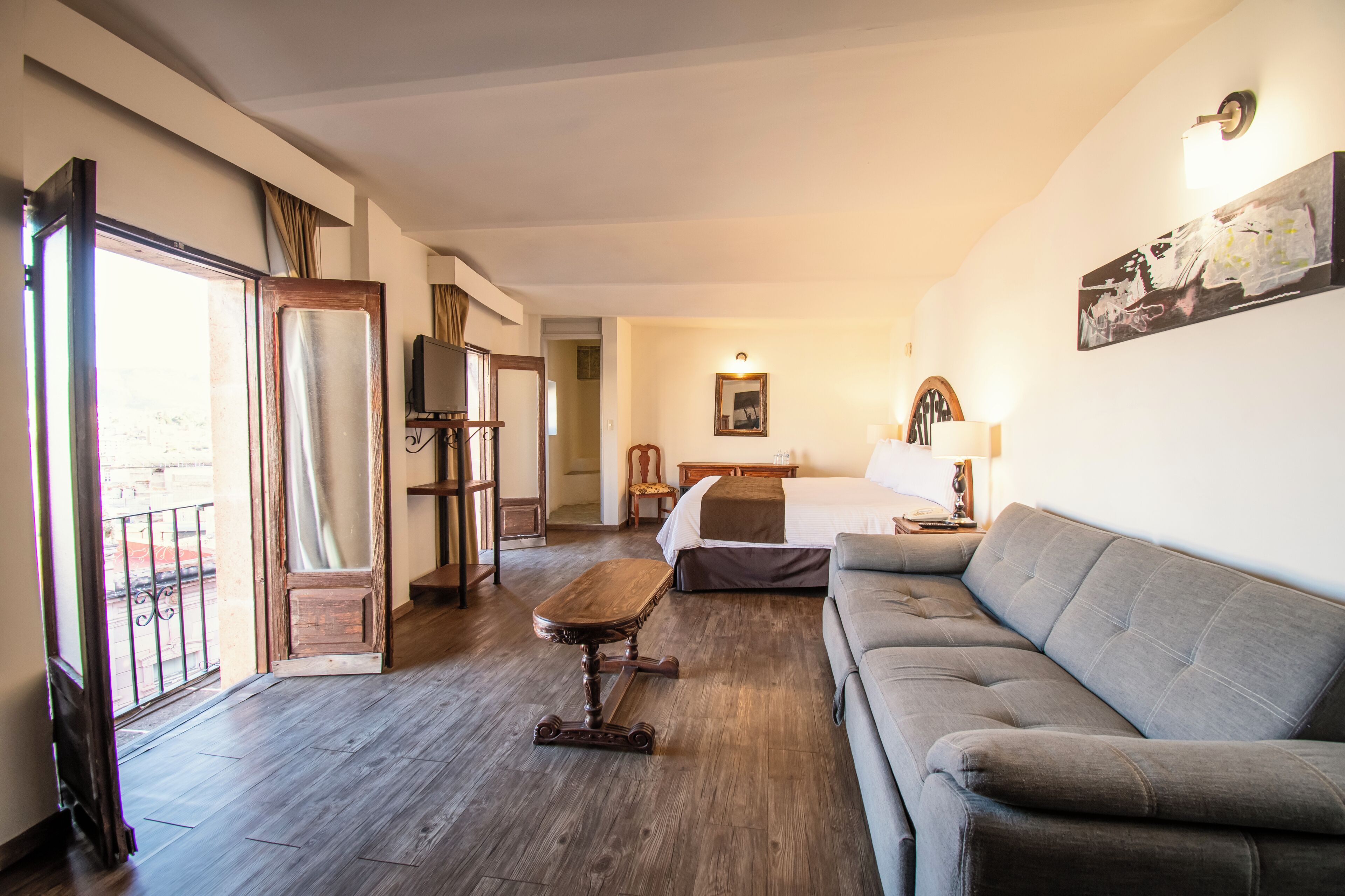 Junior-Suite, 1 King-Bett, Balkon, Stadtblick | Schreibtisch, Verdunkelungsvorhänge, Bügeleisen/Bügelbrett