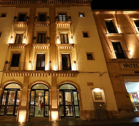 Fachada de la propiedad por la tarde o noche