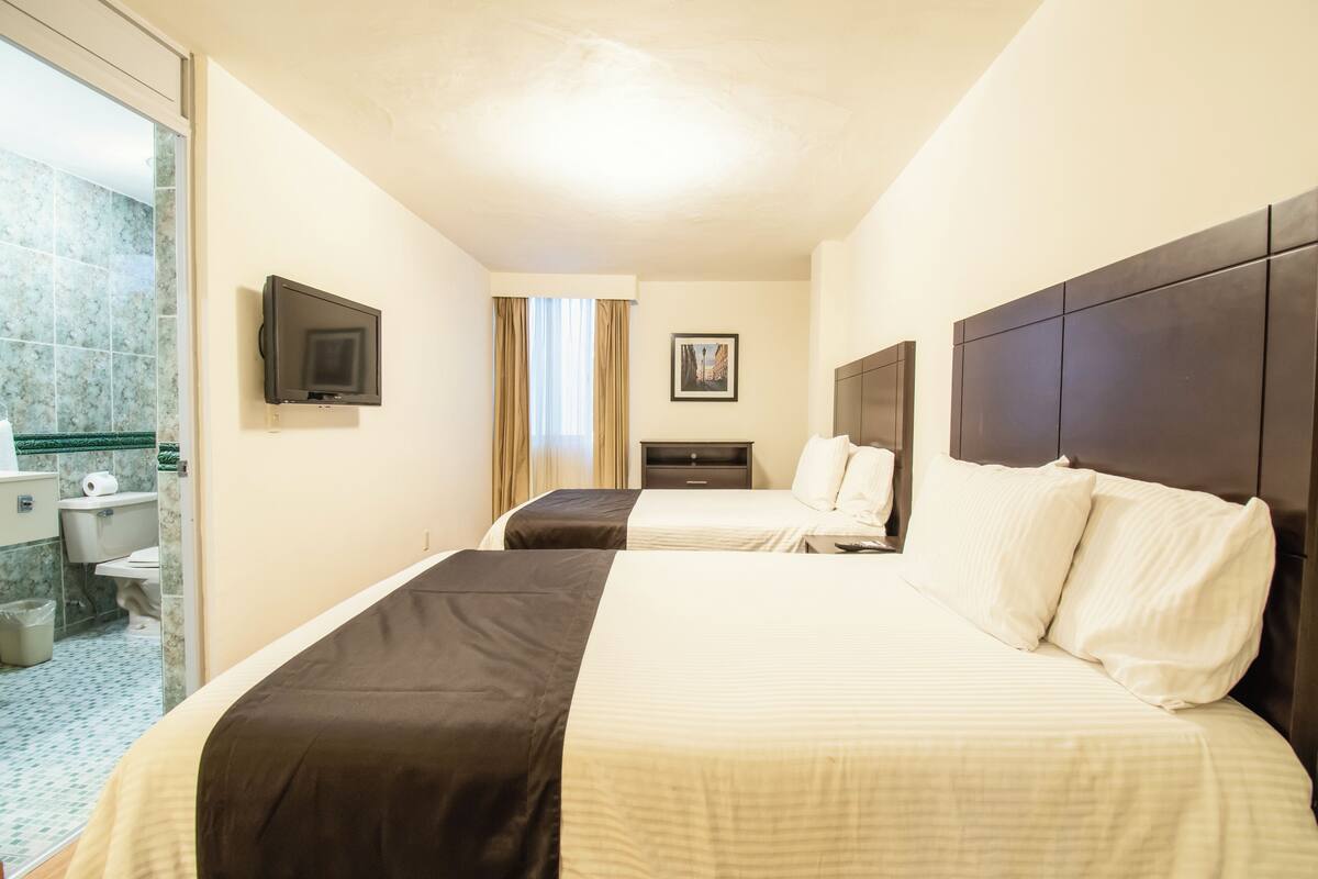 Habitación doble estándar | Escritorio, cortinas blackout y tabla de planchar con plancha 