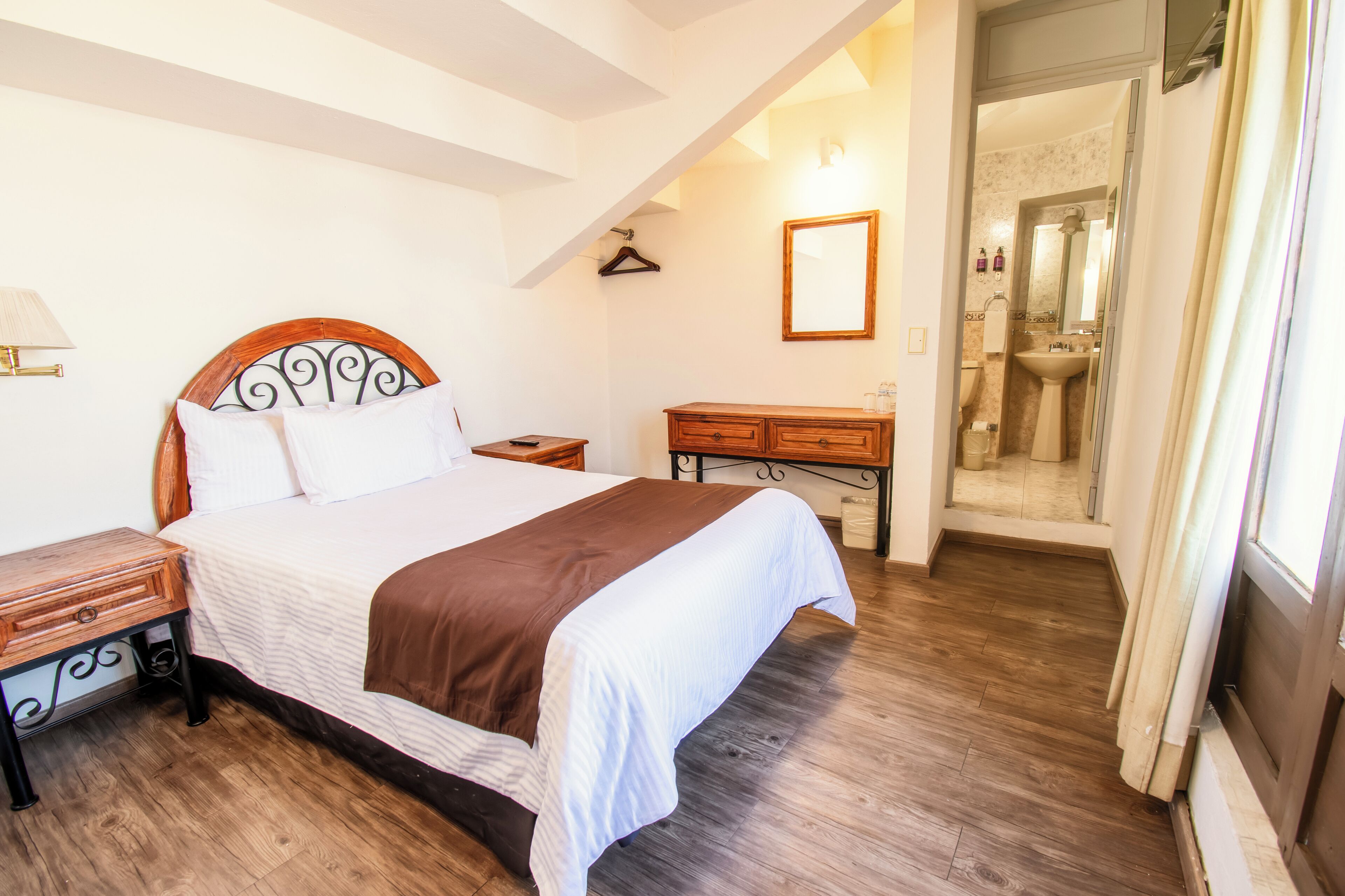 Una scrivania, tende oscuranti, ferro/asse da stiro, Wi-Fi gratuito