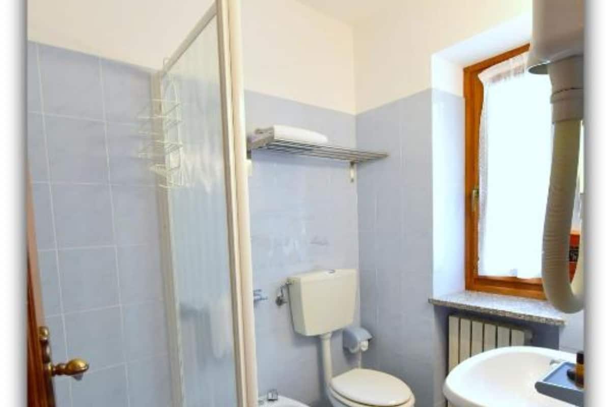economy double room | bathroom | free toiletries, hair dryer, slippers, bidet
