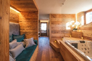 Un sauna, una bañera de hidromasaje