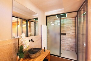 Un sauna, una bañera de hidromasaje, baño turco