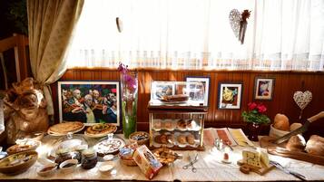 TĂ€gliches inbegriffenes FrĂŒhstĂŒcksbuffet