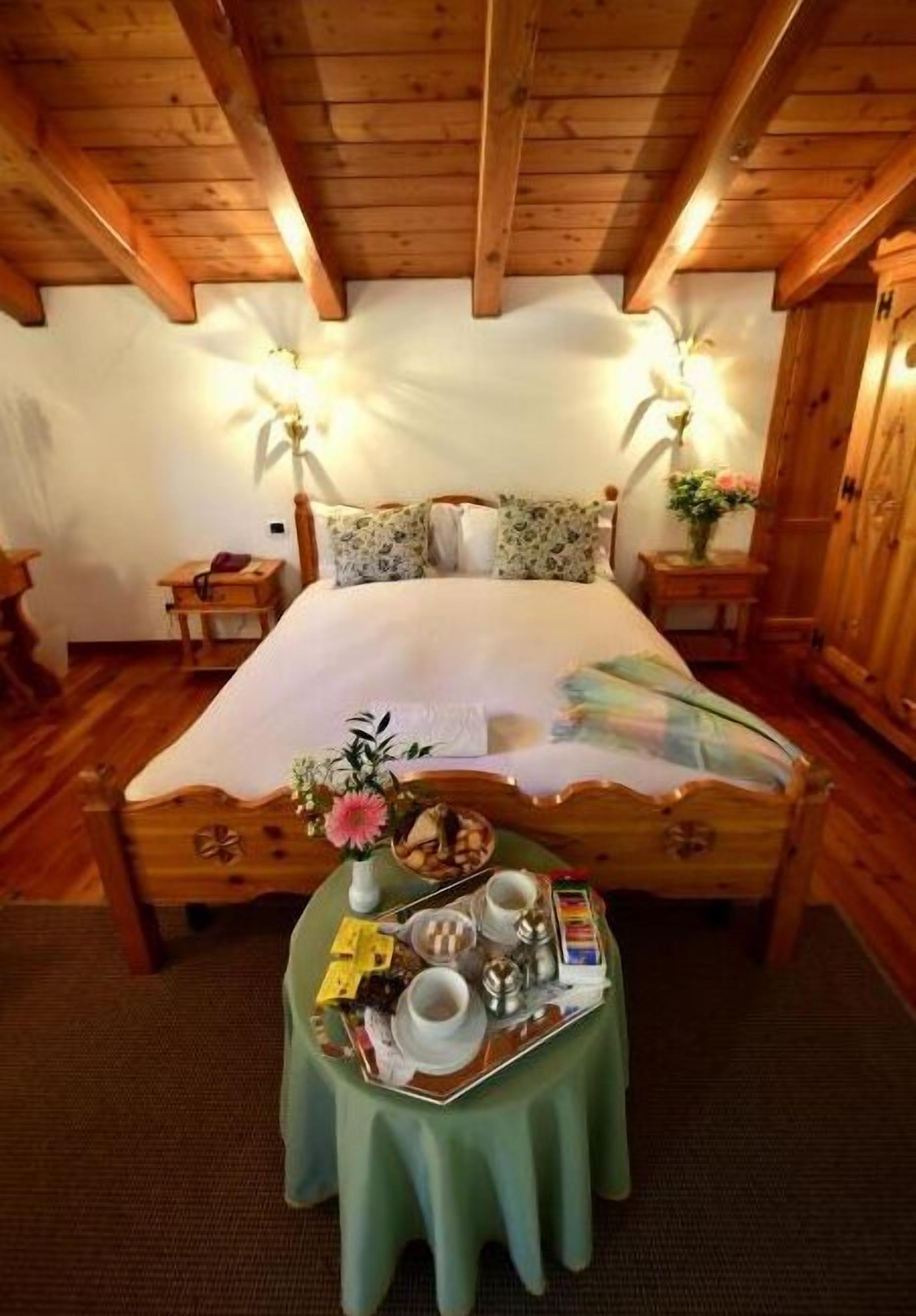 frette italian sheets, hypo-allergenic bedding, in-room safe, desk