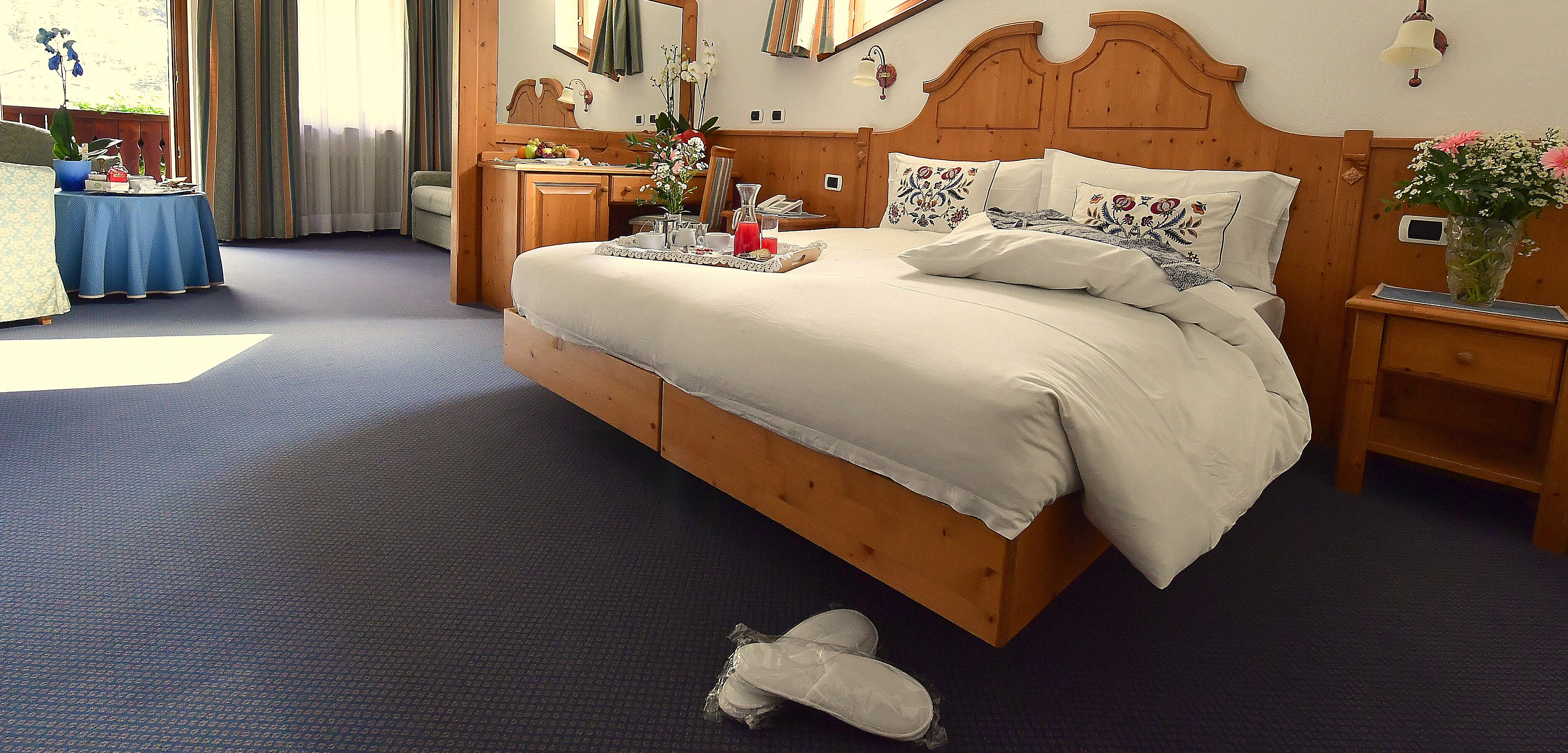 suite | frette italian sheets, hypo-allergenic bedding, in-room safe, desk