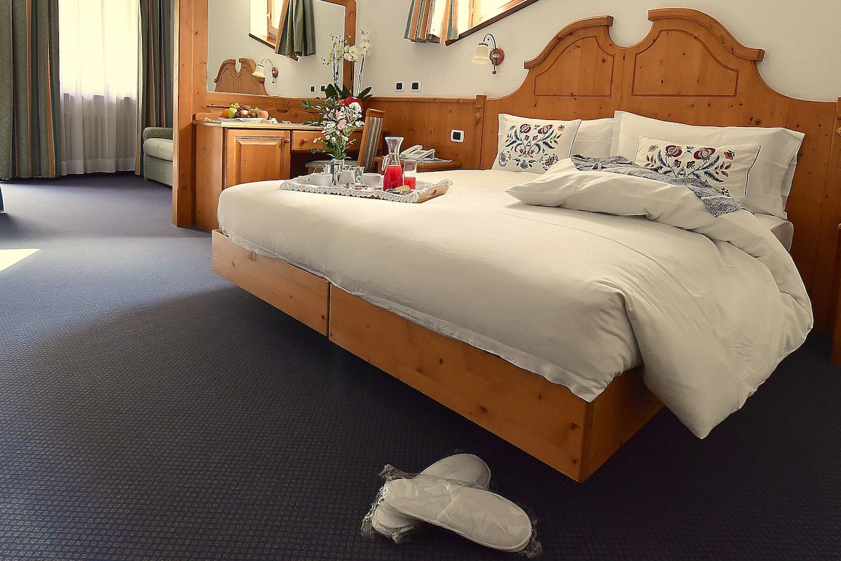 suite | frette italian sheets, hypo-allergenic bedding, in-room safe, desk