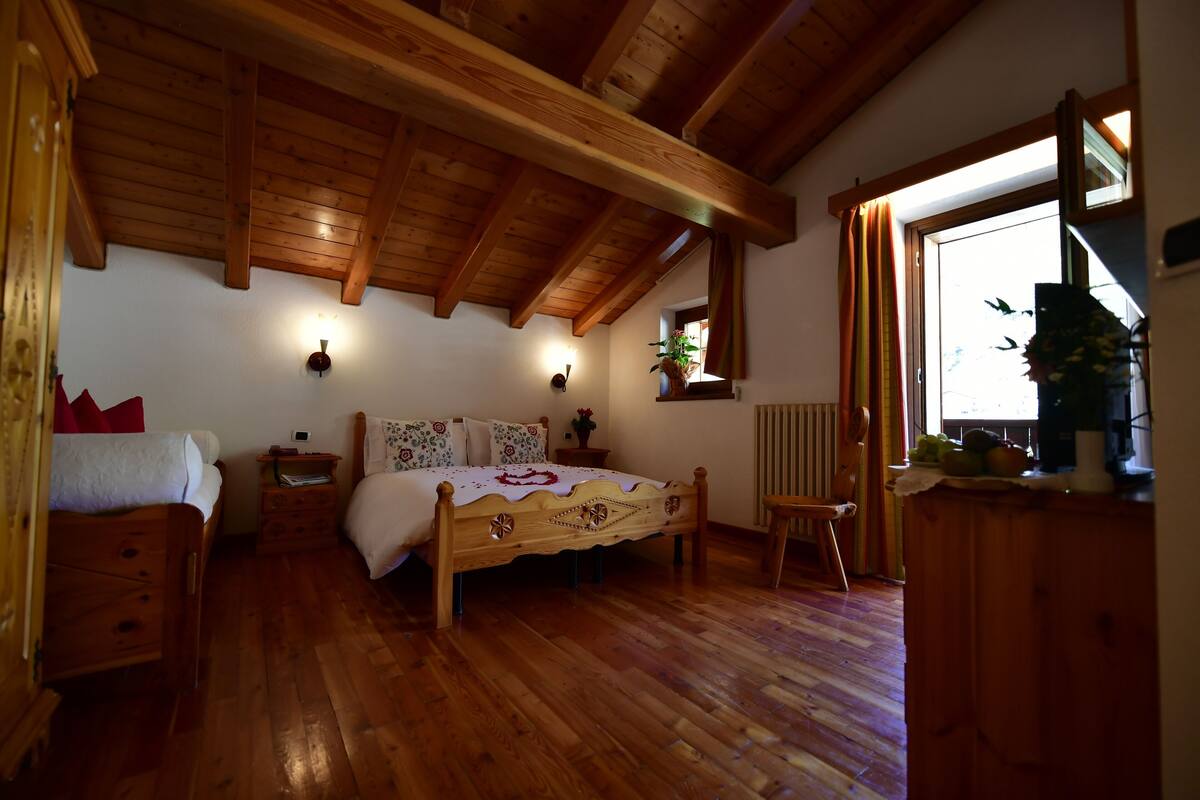 junior suite | frette italian sheets, hypo-allergenic bedding, in-room safe, desk