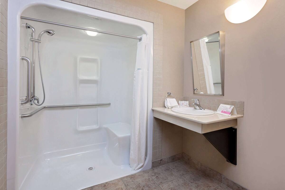 combined shower/bathtub, free toiletries, hair dryer, towels