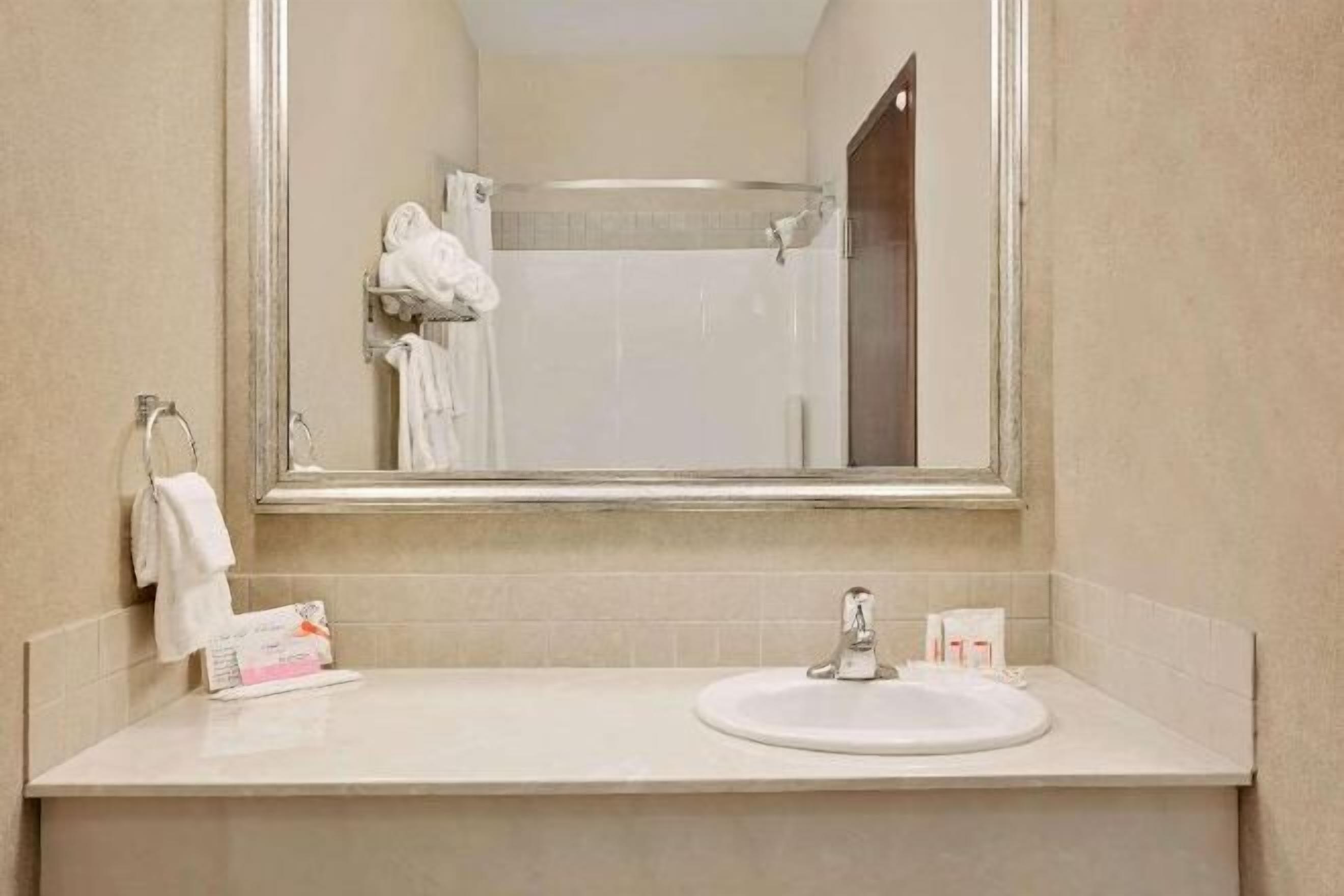 Bañera con ducha, artículos de tocador gratuitos, secador de pelo