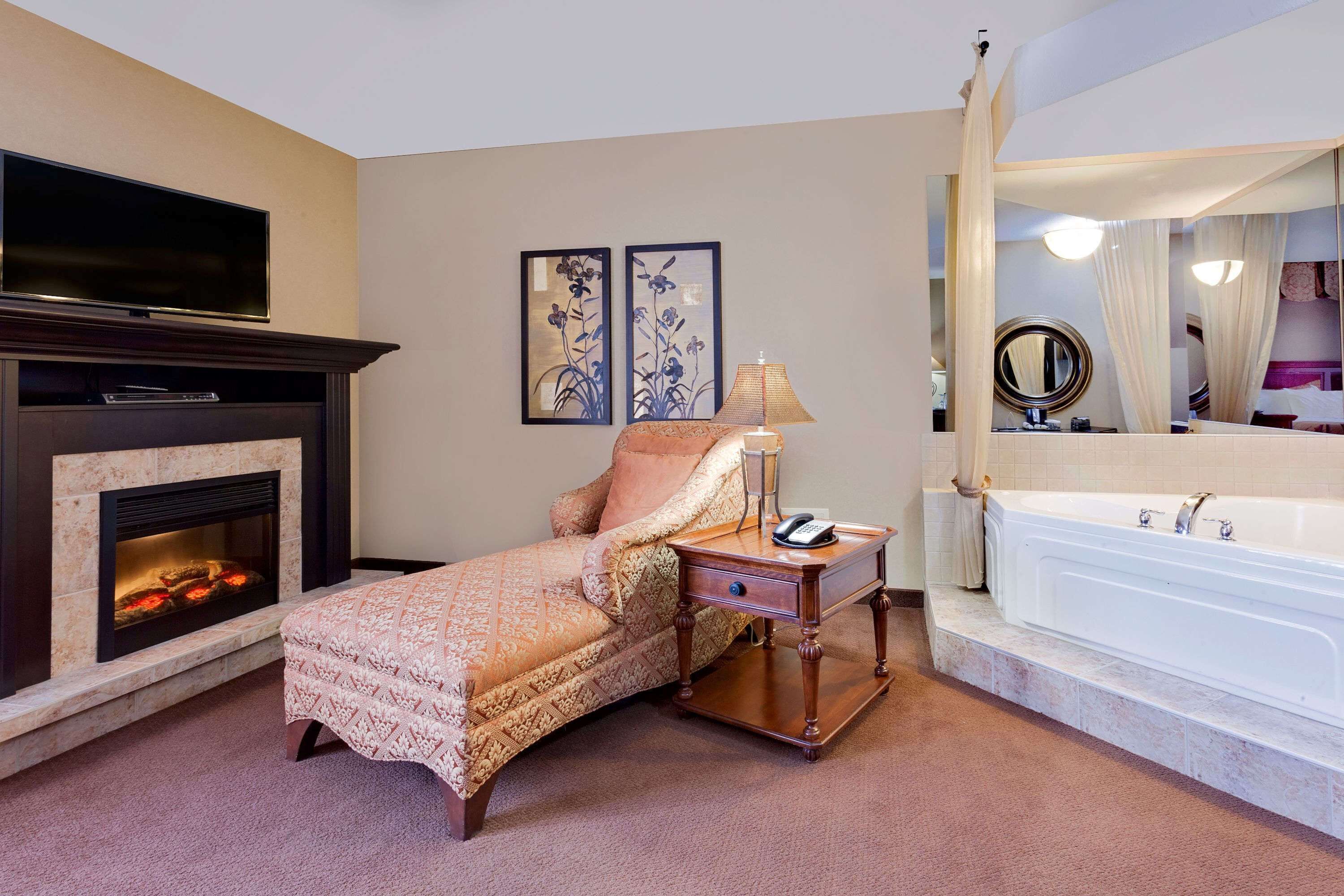 suite, 1 king bed, non smoking, jetted tub | desk, iron/ironing board, rollaway beds, free wifi