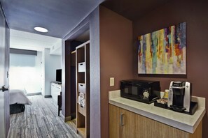 Zimmersafe, Schreibtisch, Bügeleisen/Bügelbrett, kostenlose Babybetten