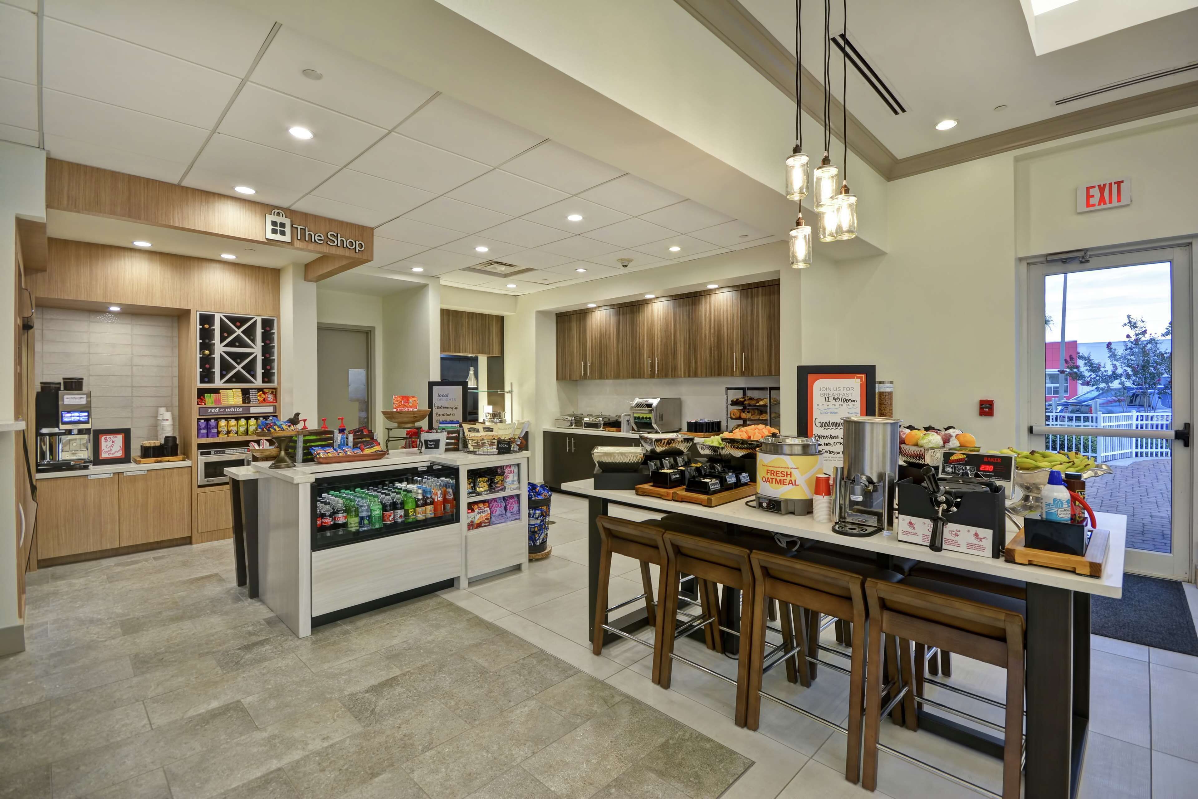 Petit déjeuner continental (17.00 USD par personne)