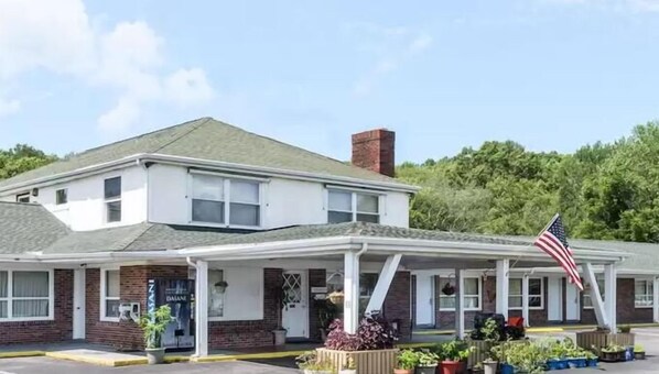 Exterior - Elite Inn (Moosup)