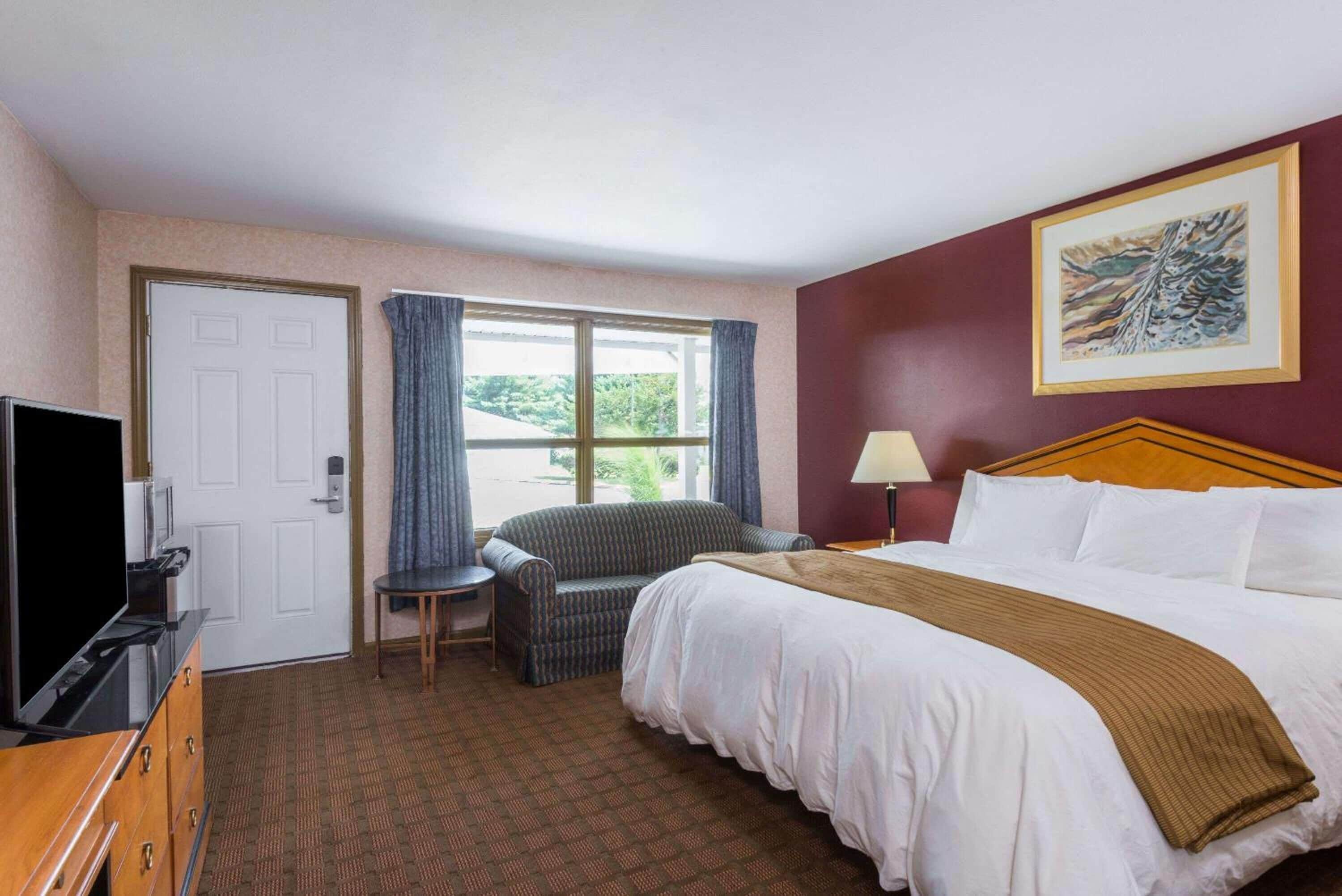 Blackout drapes, iron/ironing board, rollaway beds, free WiFi