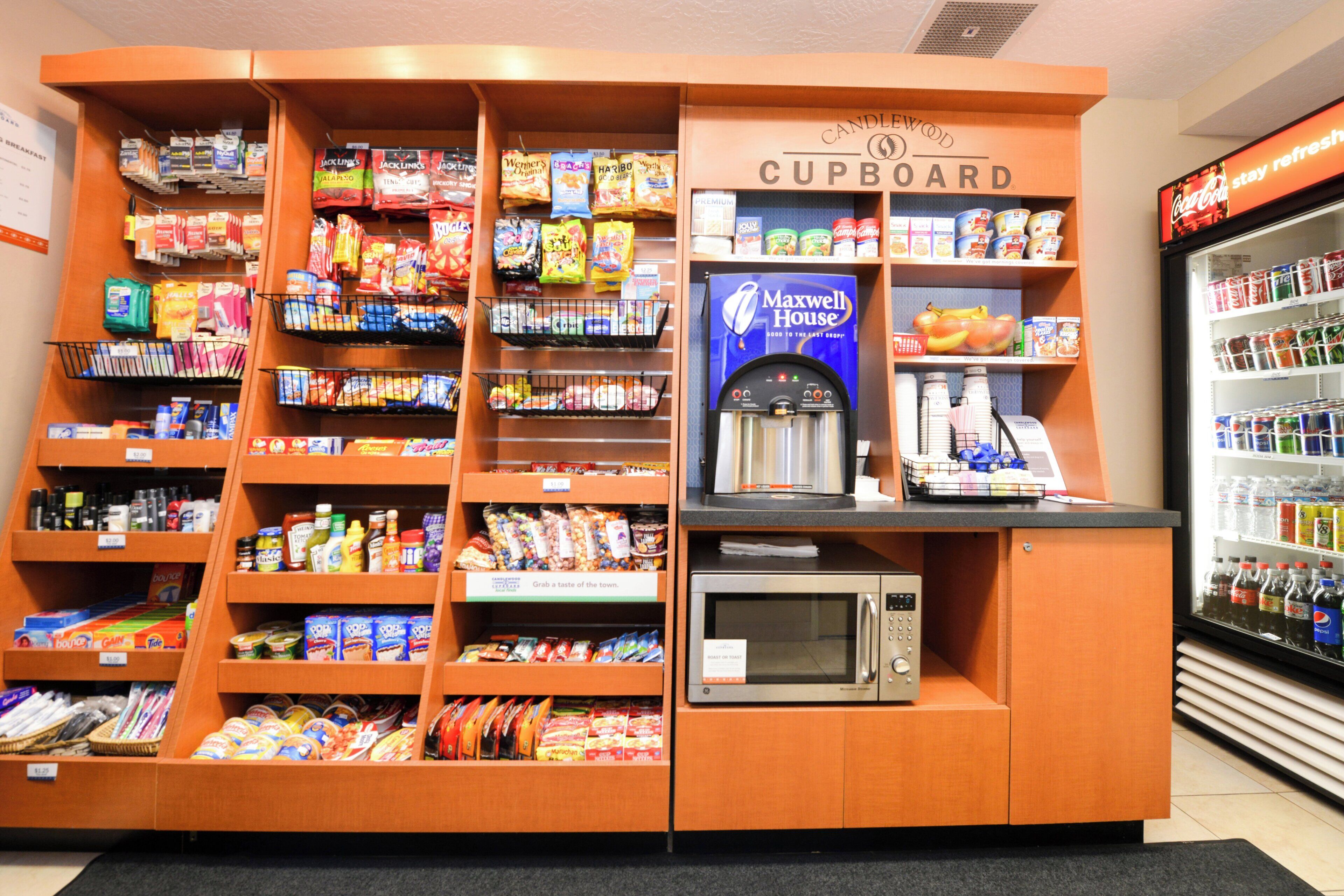 Un espace de libre-service où l’on peut se servir des boissons, avec une machine à café et un four à micro-ondes.