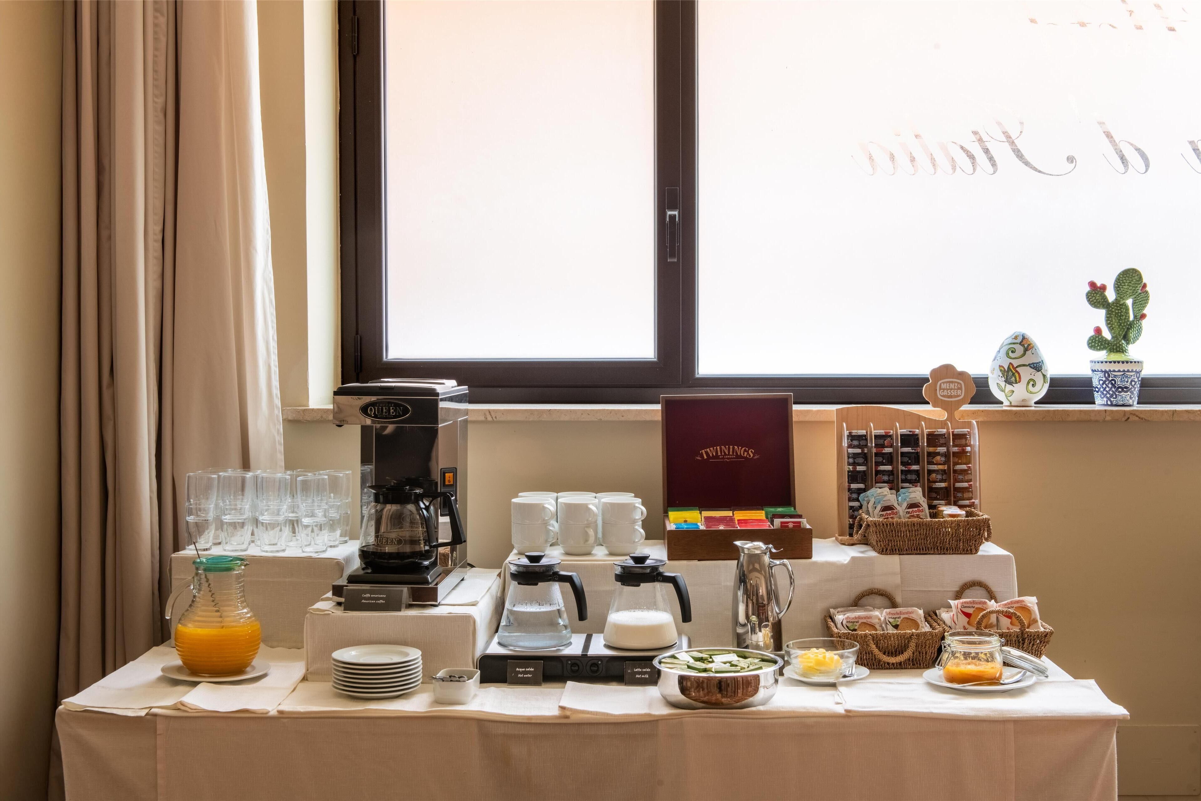 Ein reichhaltiges Frühstücksbuffet mit Kaffeemaschinen, Saftspendern und verschiedenen Speisen.