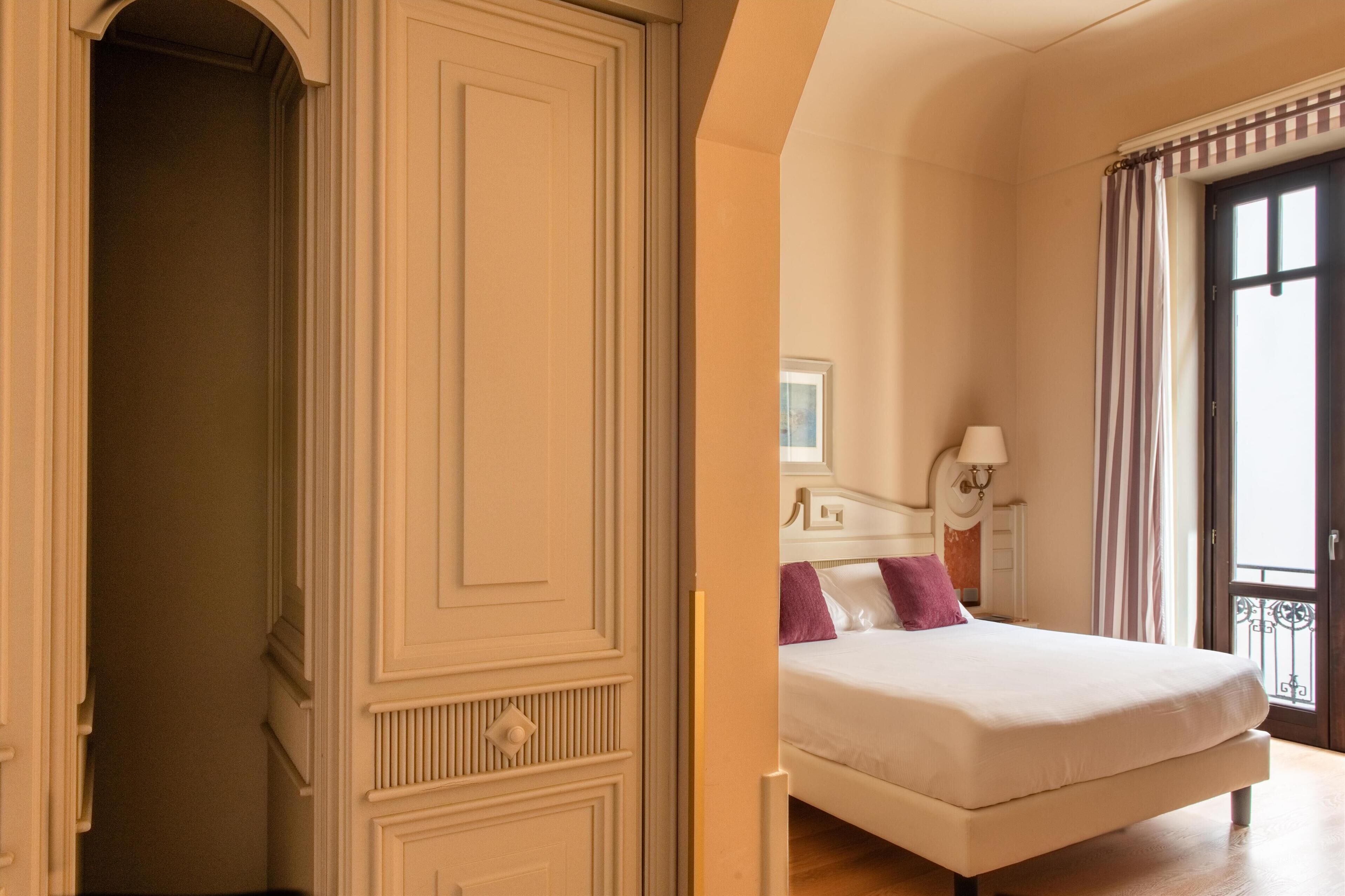 standard room, 1 king bed, non smoking | 1 bedroom, hypo-allergenic bedding, minibar, in-room safe