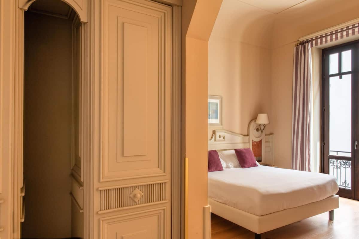 standard room, 1 king bed, non smoking | 1 bedroom, hypo-allergenic bedding, minibar, in-room safe