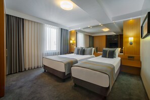 ملاءات من القطن المصري وأغطية فراش متميزة وميني بار وخزنة داخل الغرفة