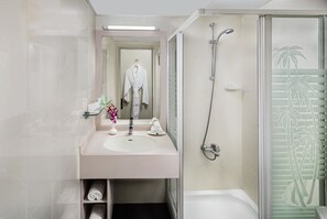 Shower, eco-friendly toiletries, hair dryer, bathrobes - Savoy Park Hotel Apartments (Dubai)