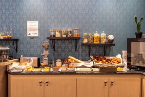 Buffet déjeuner servi tous les jours en supplément