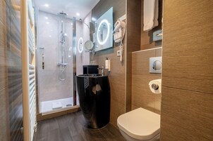 Ducha, artículos de tocador gratuitos, secador de pelo, toallas