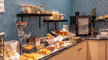 Päivittäinen buffetaamiainen (17 EUR per henkilö)