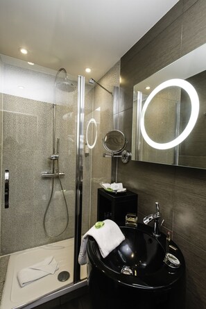 Douche, articles de toilette (gratuits), séchoir à cheveux