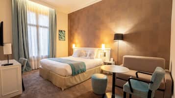 Executive Room, 1 Queen Bed, Non Smoking | Premium bedding, pillowtop beds, minibar, in-room safe