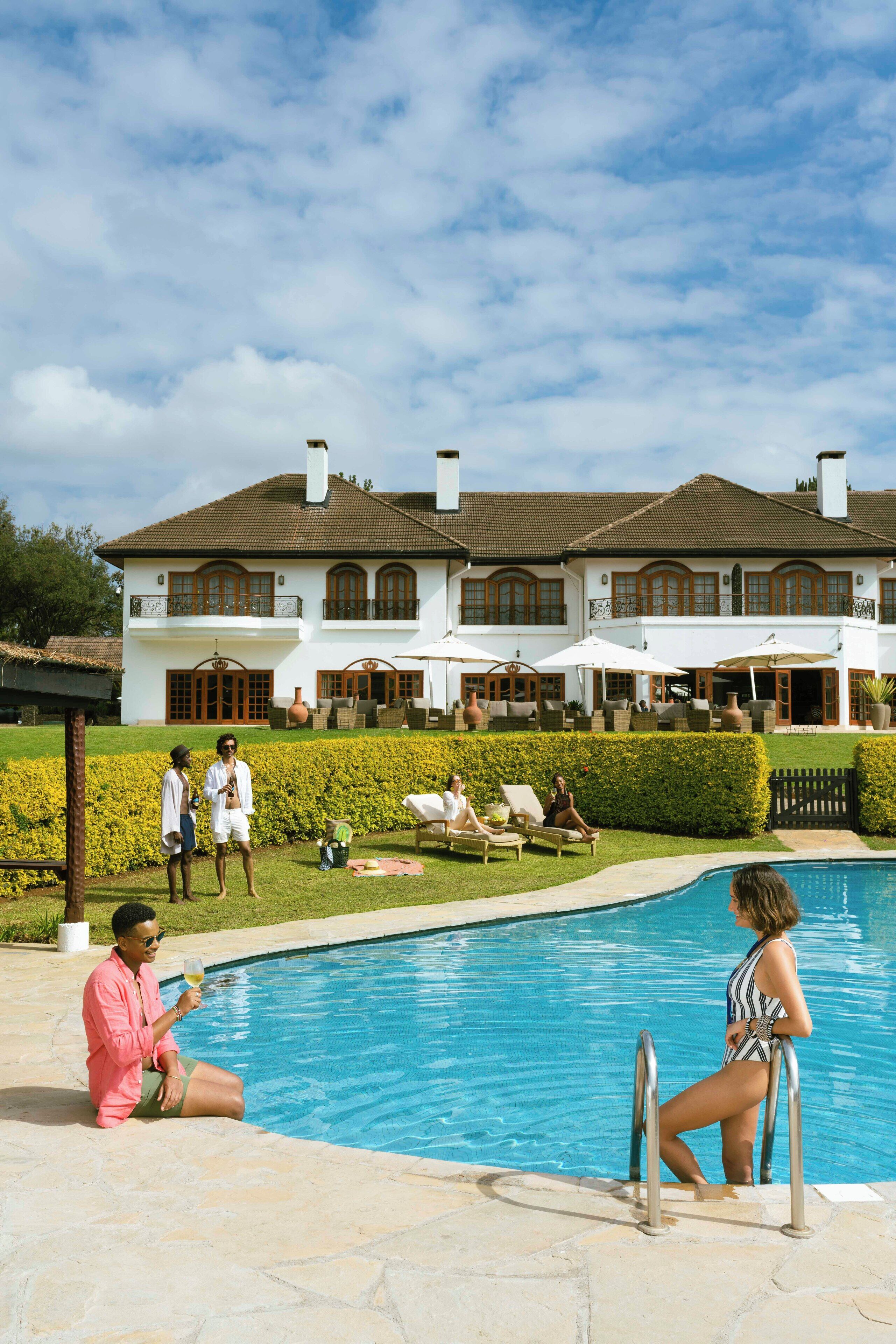 室外泳池；躺椅