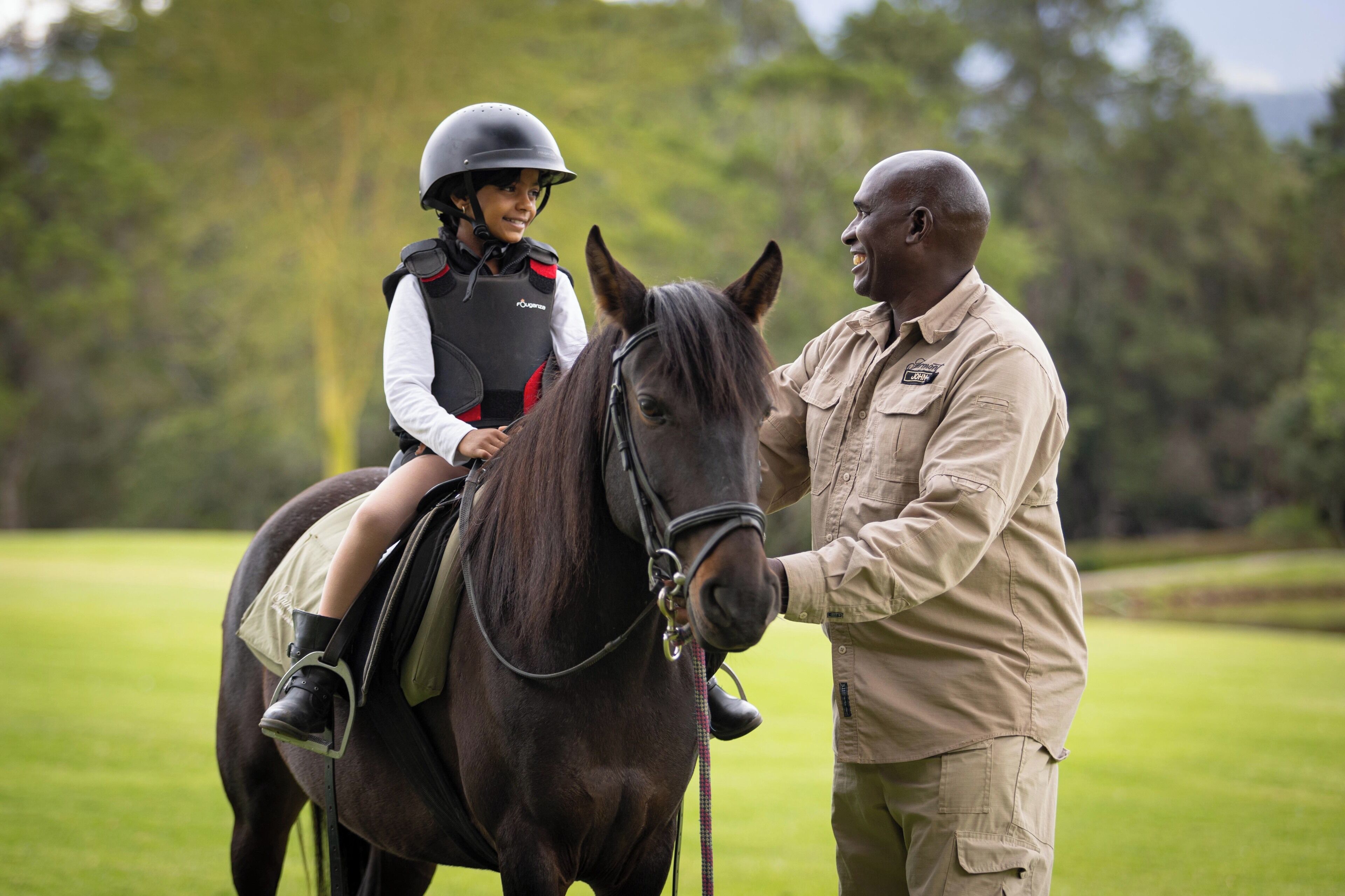 Una persona a caballo con un guía.