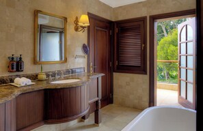 Suite Junior, 1 letto king (Manor) | Bagno | Set di cortesia firmato, asciugacapelli, accappatoio, pantofole